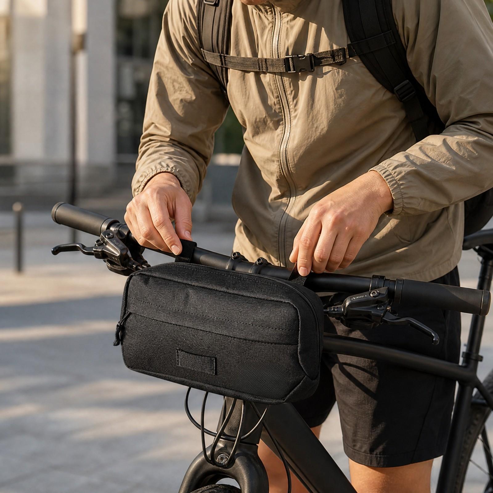 Cycling Commute Essentials - Compacte fietsstuurzak van zwart PVC met